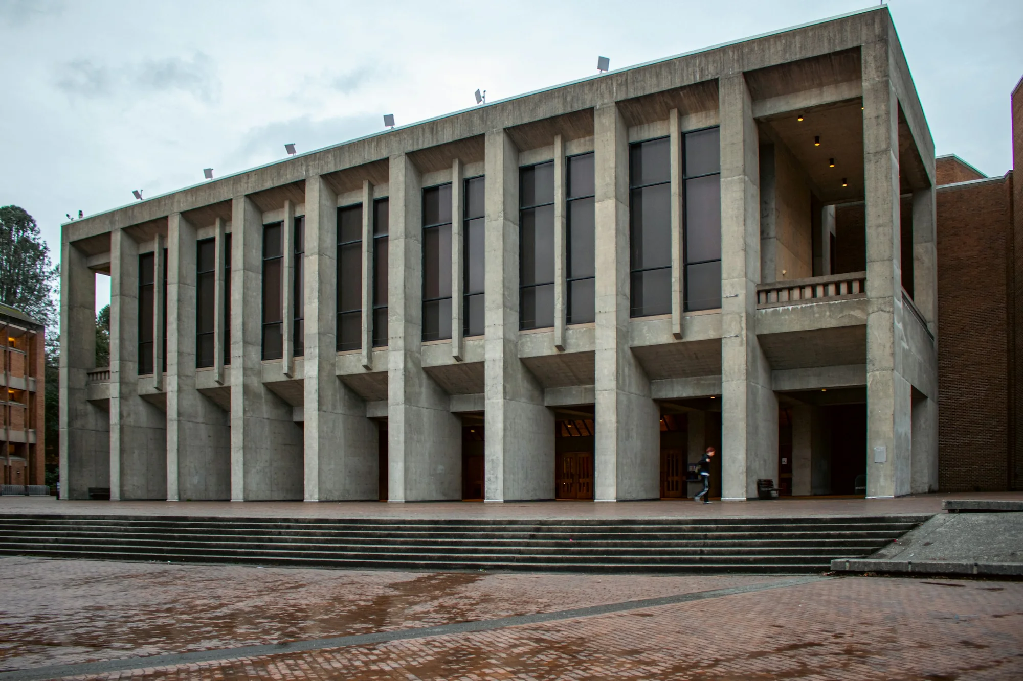 Modern educational building with a rhythm of tall structural columns